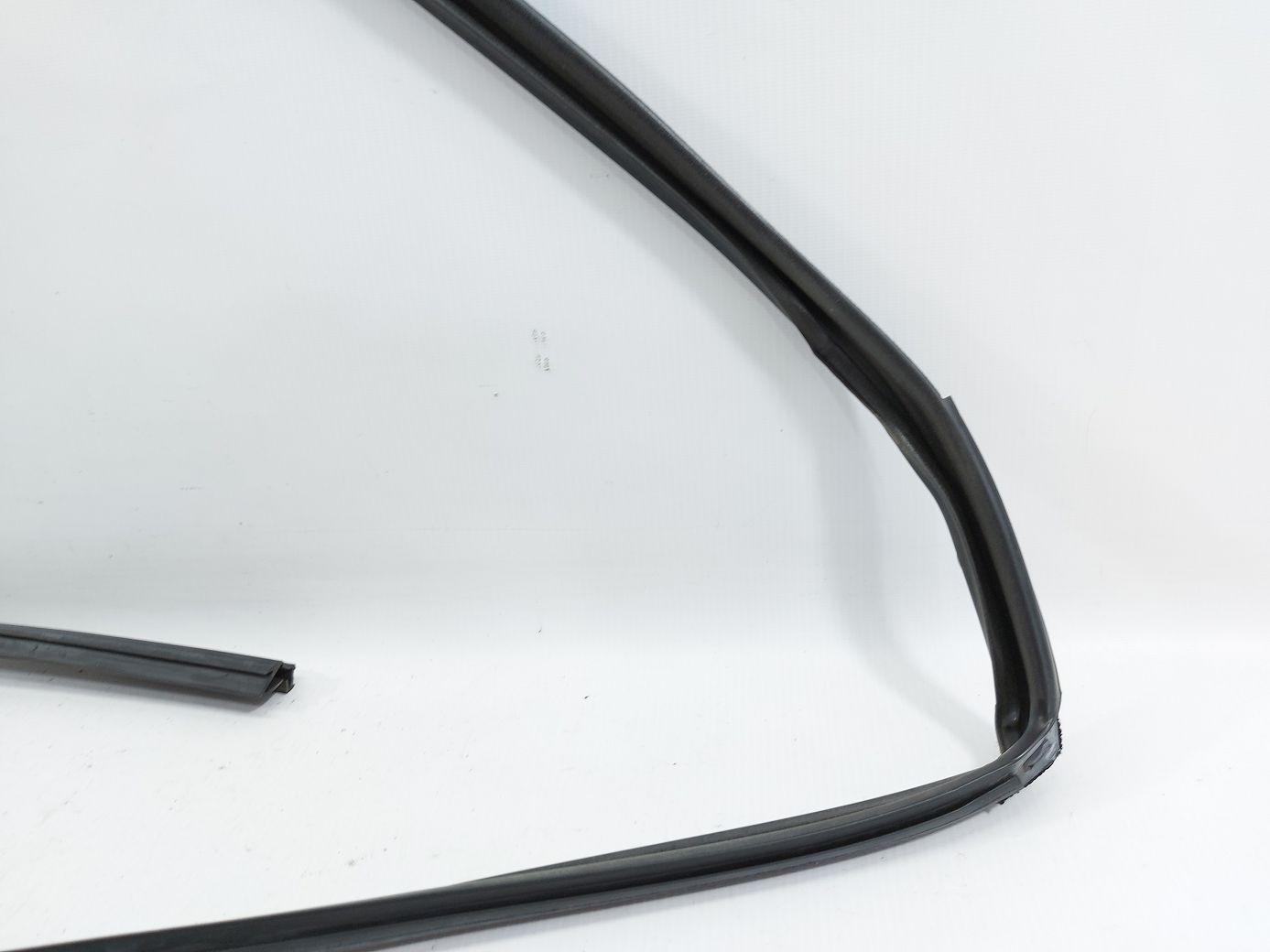 Veloster Направляющая резинка стекла двери передней правой Hyundai Veloster 2012-2017 825402V000 Hyundai Veloster 3