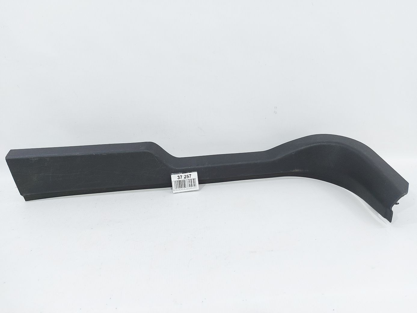 Malibu. Обшивка порога переднего угловая правая Chevrolet Malibu 2016-2021 84429628 Chevrolet Malibu