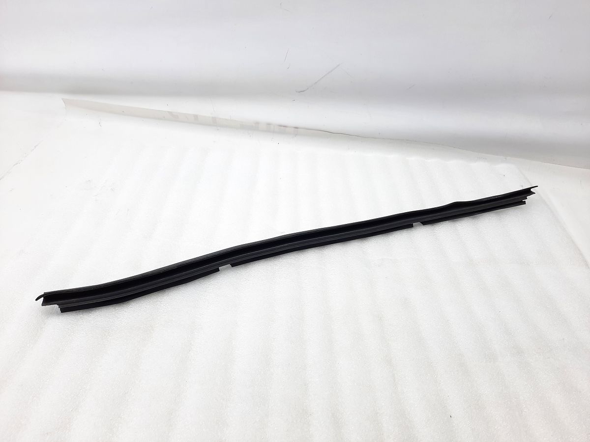 500 Уплотнительная резинка стекла двери передней левой внутренняя Fiat 500 2012-2019 68084878AC Fiat 500 7