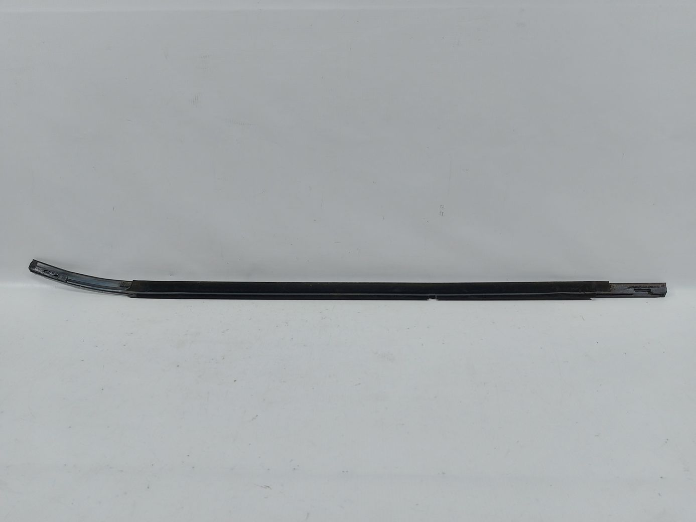 Dart Ущільнювальна гумка скла двері передньої правої зовнішня Dodge Dart 2013-2016 68082798AC Dodge Dart 4