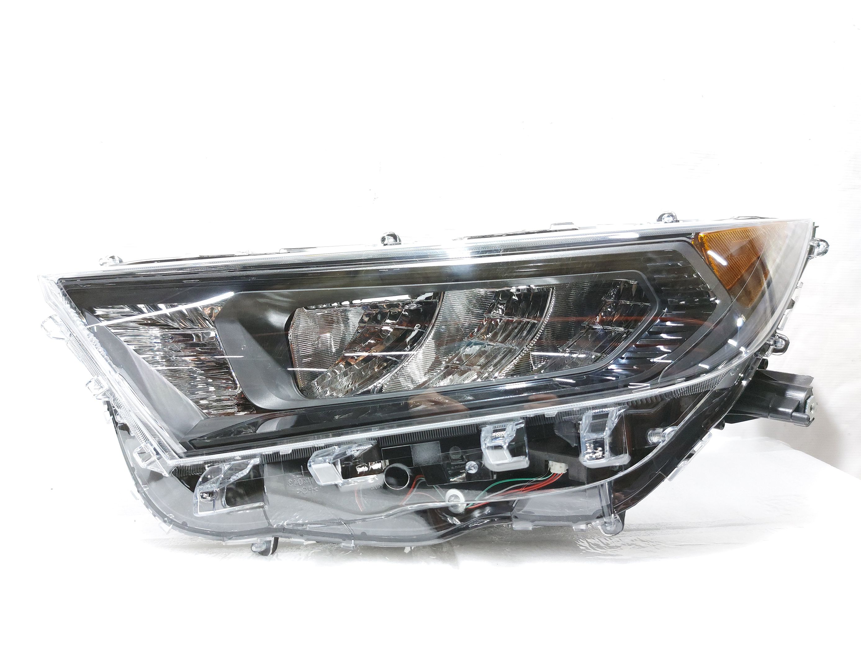 Товары с дефектами. Фара передняя левая темная (дефект) Toyota RAV-4 2019 811500R151 Toyota RAV-4