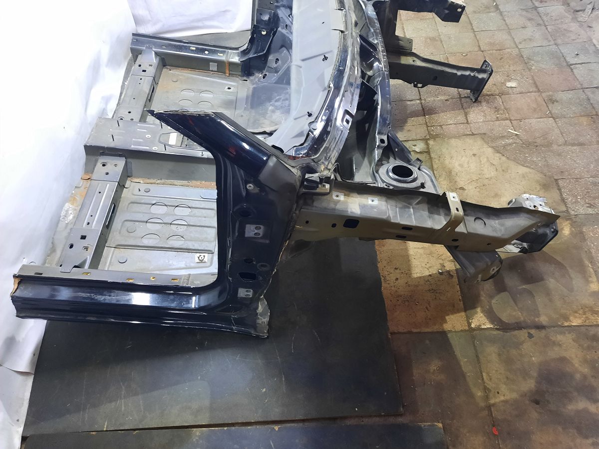 Dart Чверть передня права зі склянкою Dodge Dart 2013-2019 68105062AB Dodge Dart 4