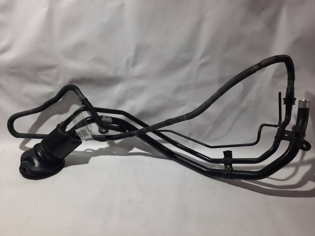 Sienna. Заливная горловина Toyota SIENNA 2014-2016 7720108051 Toyota SIENNA