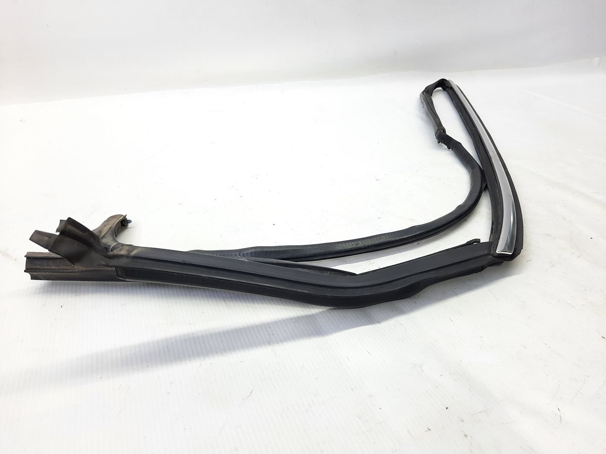 Passat s Молдинг скла зовнішні двері задньої лівої Volkswagen Passat S 2012-2020 561839643A Volkswagen Passat S 10