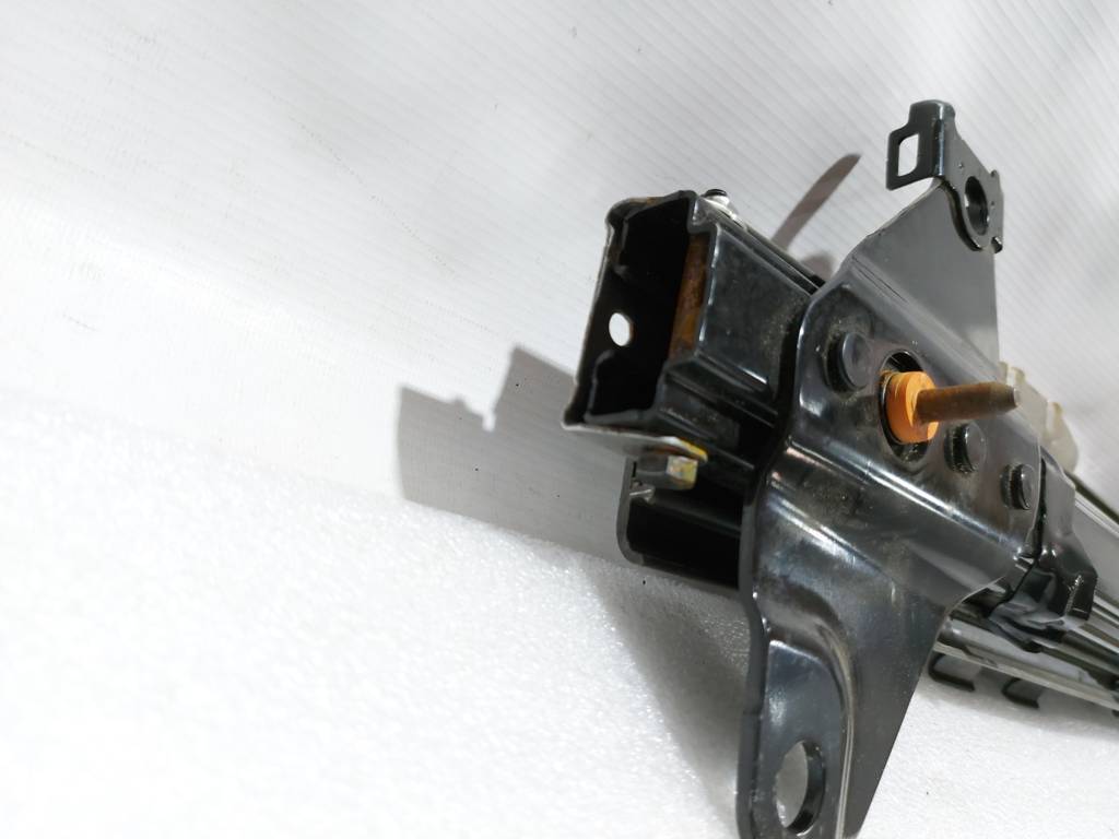 Sienna Напрямна рейка другого ряду сидінь внутрішня права Toyota SIENNA 2015 напольная Toyota SIENNA 2 Sienna Напрямна рейка другого ряду сидінь внутрішня права Toyota SIENNA 2015 напольная Toyota SIENNA 2