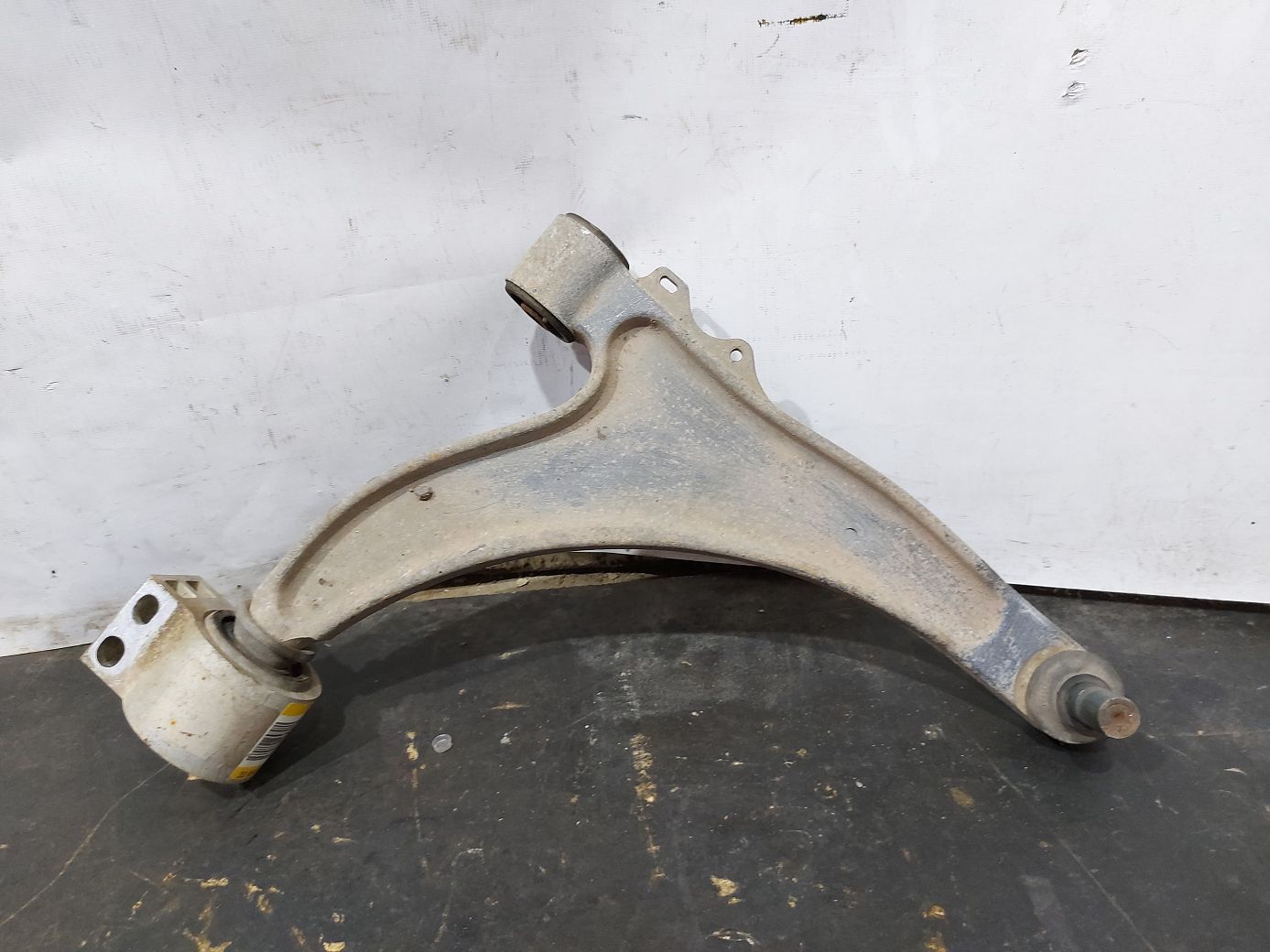 Malibu. Важіль передньої підвіски передній правий нижній Chevrolet Malibu 2013-2015 84248220 Chevrolet Malibu