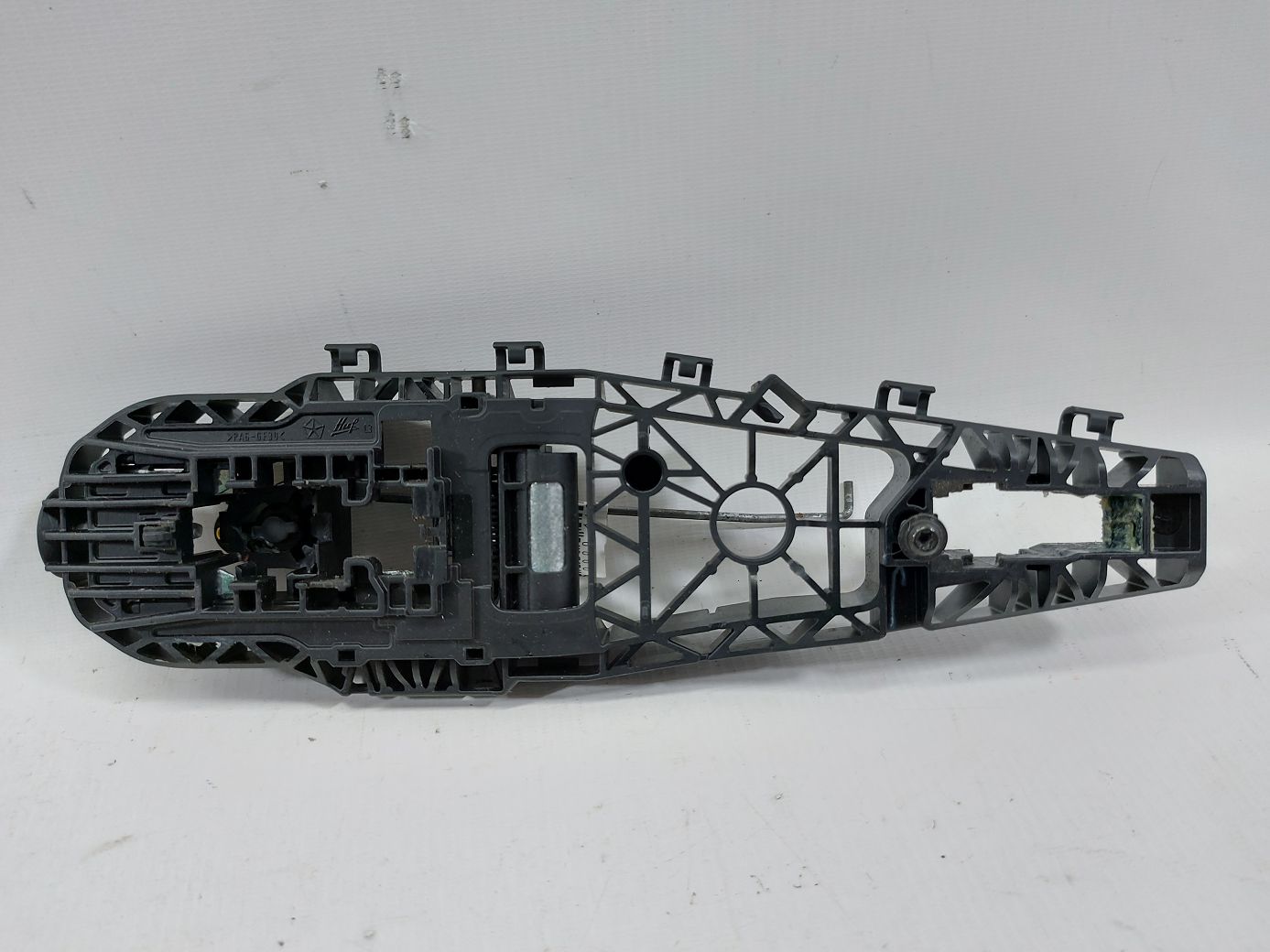 200. Кронштейн ручки зовнішніх дверей передніх лівих Chrysler 200 2015-2017 68158807AC Chrysler 200