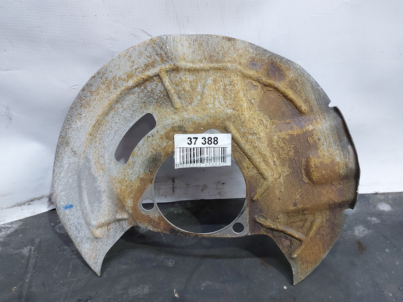 Malibu. Пыльник тормозного диска переднего левого Chevrolet Malibu 2016-2021 23377439 Chevrolet Malibu