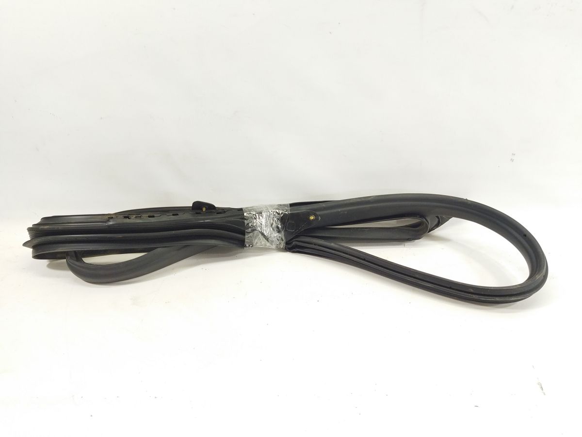 Model 3. Уплотнитель дверного проема передний левый Tesla Model 3 2020-2024 109049900К Tesla Model 3