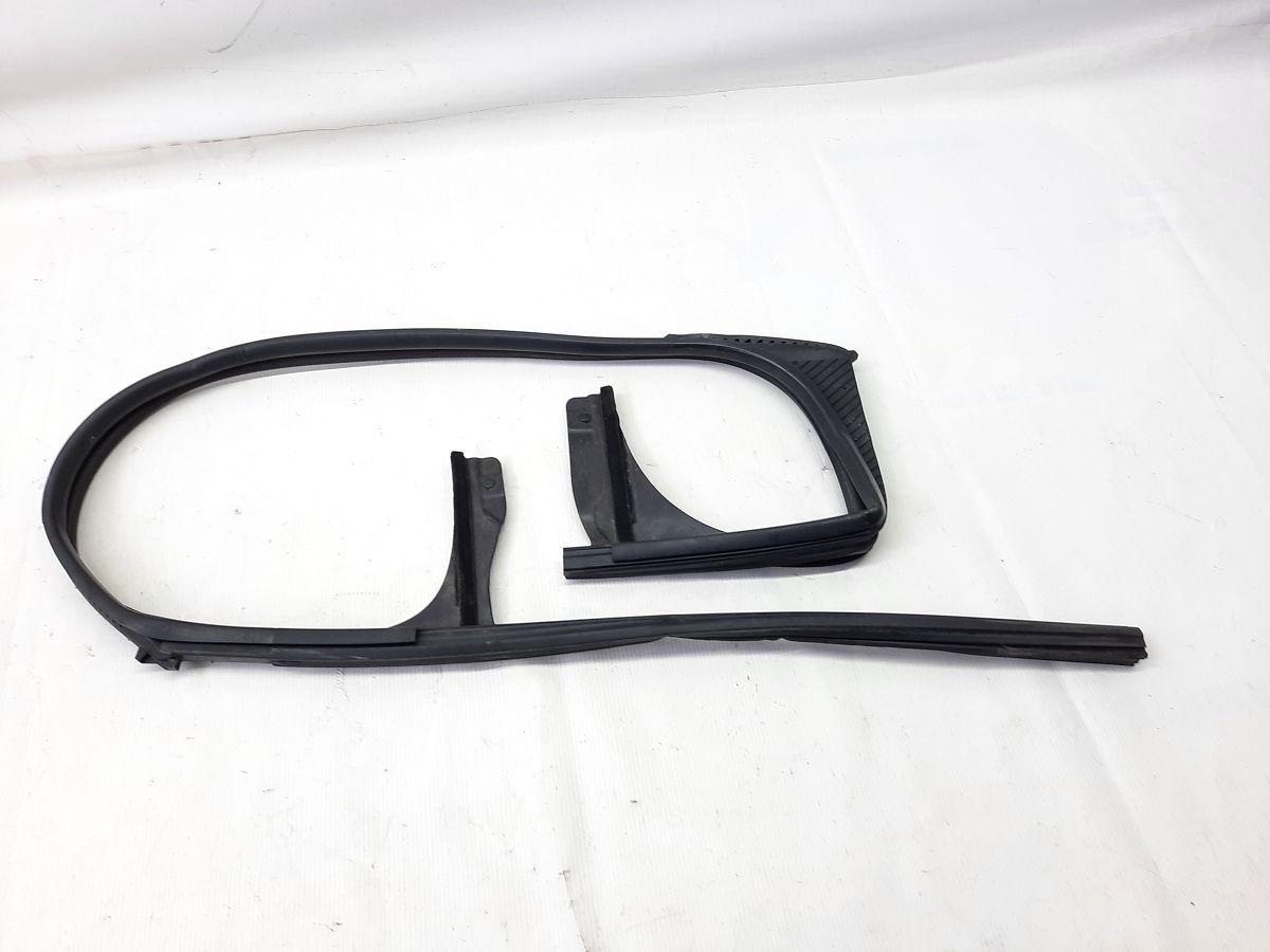 Cube. Направляющая резинка стекла двери передней правой Nissan Cube 2009 803301FA2A Nissan Cube