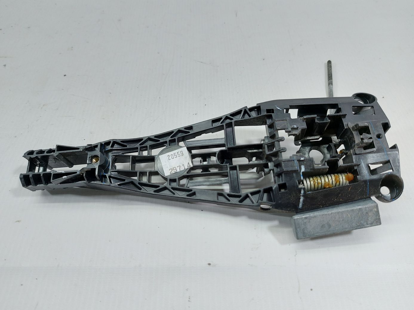 Malibu. Кронштейн ручки наружной двери передней правой Chevrolet Malibu 2013-2015 13576837 Chevrolet Malibu