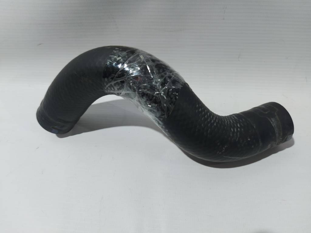 Prius c. Патрубок передній верхній правий Toyota Prius C 2012-2019 1657221071 Toyota Prius C