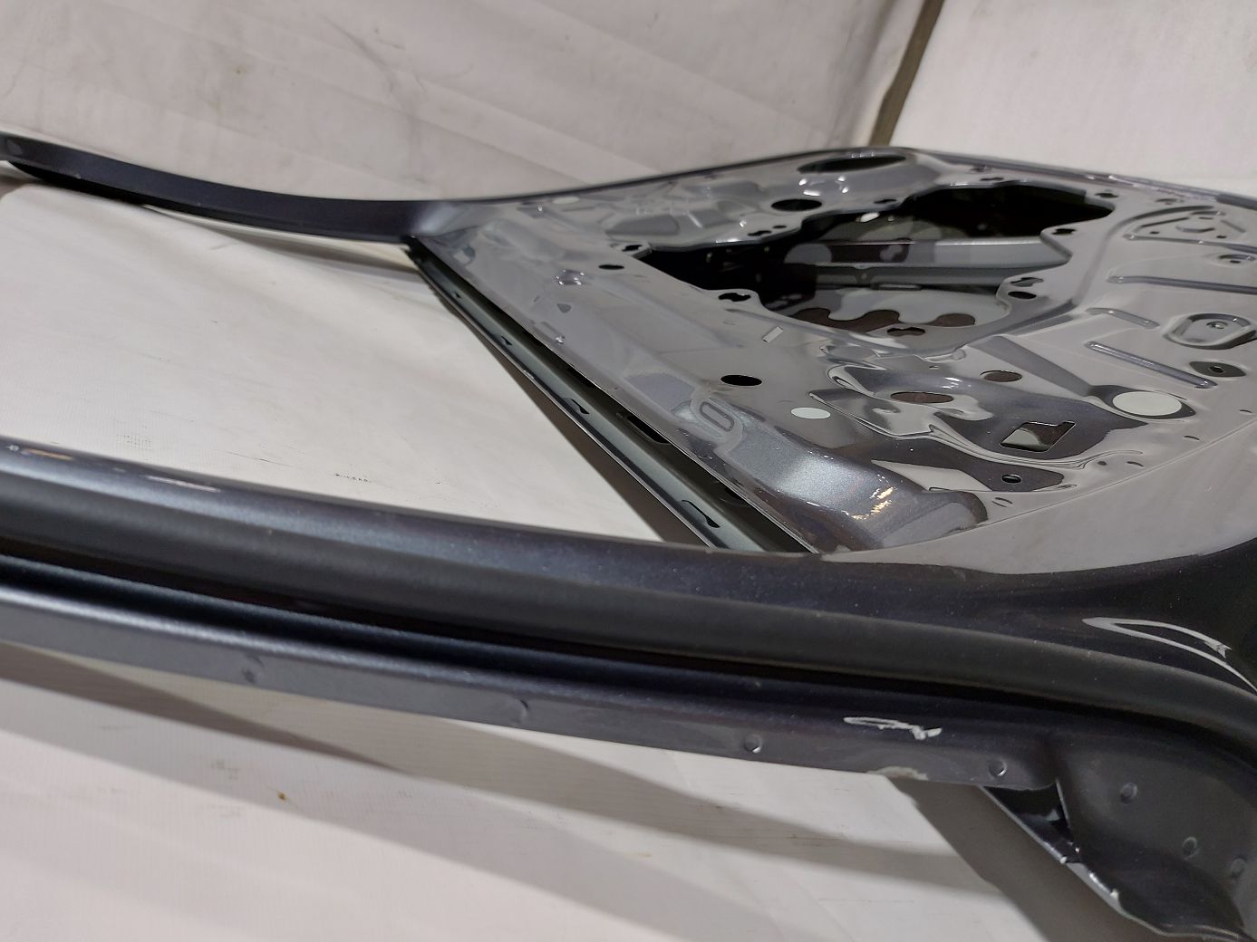 Двери Дверь задняя левая (темно-серая) Volkswagen 12D833055 Volkswagen ID.6 14 Двери Дверь задняя левая (темно-серая) Volkswagen 12D833055 Volkswagen ID.6 14