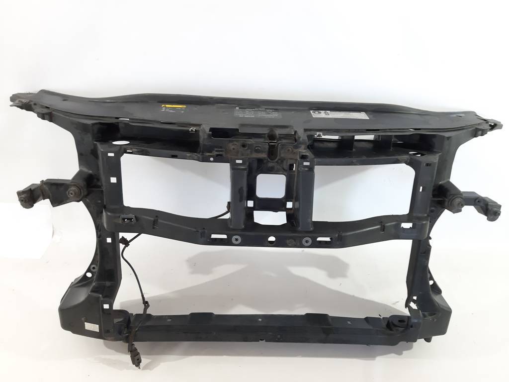 Товары с дефектами Панель передняя (телевизор) дефект Volkswagen Passat 2006-2010 3C0805588J Volkswagen Passat 2