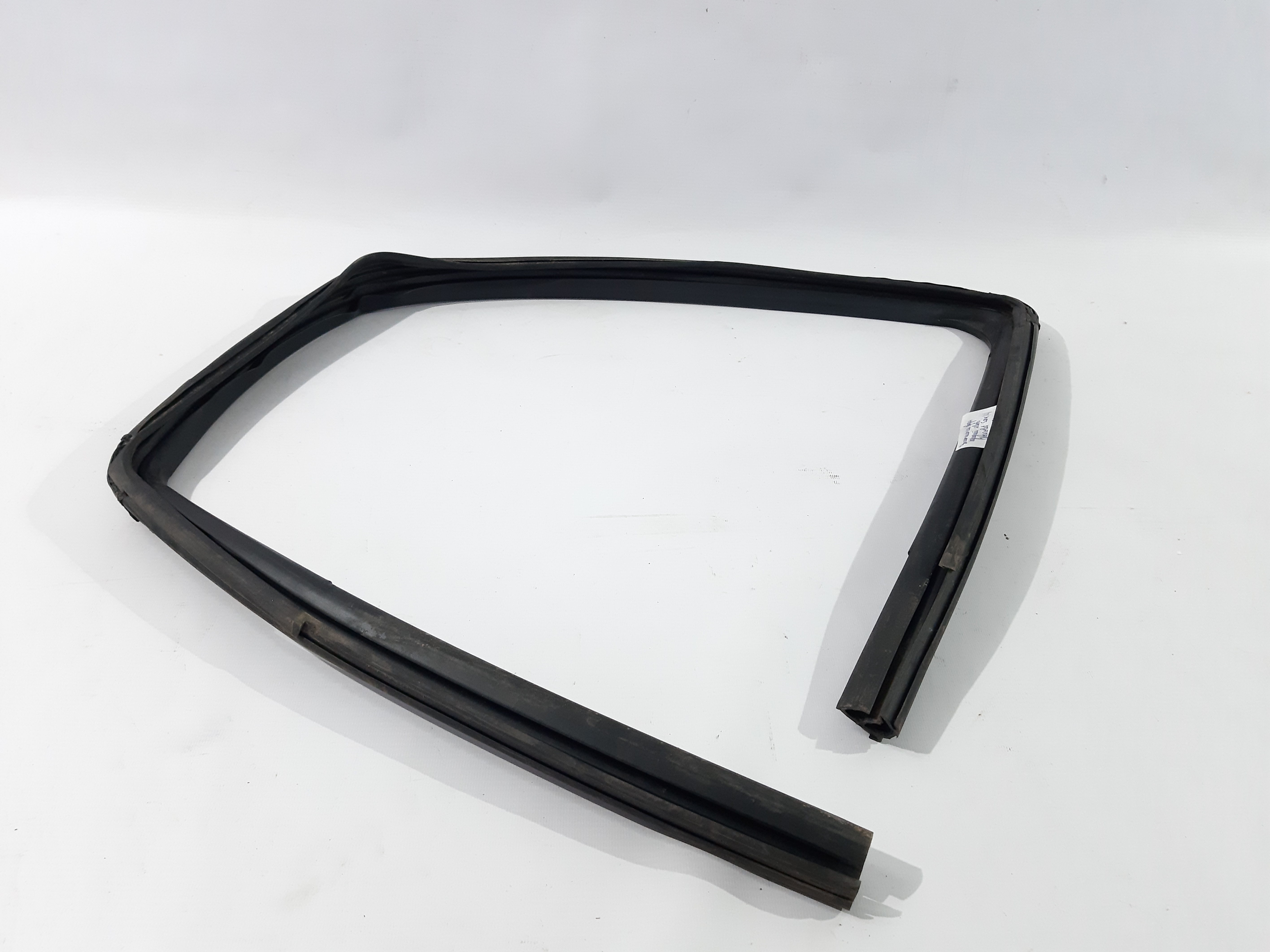 Sonic. Уплотнитель двери передней левой Chevrolet Sonic 2012 95190186 Chevrolet Sonic