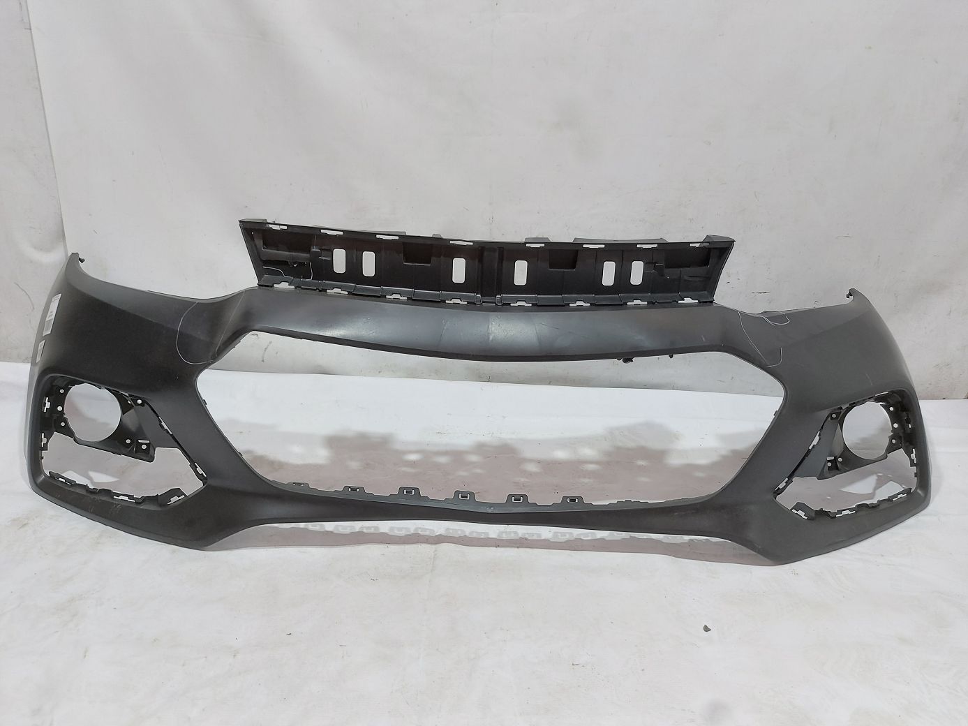 Передні бампери. Передній бампер верхній (вм'ятини, тріщина) Chevrolet Trax 2017-2020 42537718 Chevrolet Trax