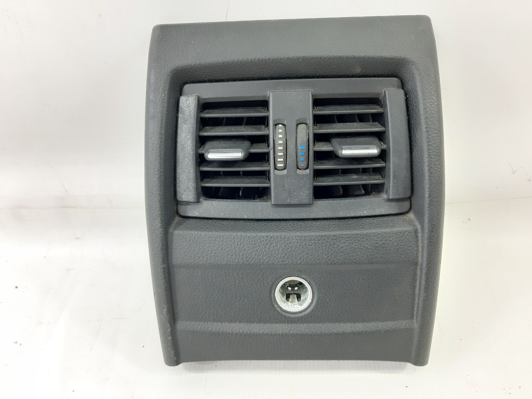 328i xdrive. Накладка центральної консолі задня з решіткою для повітропроводу BMW 328i xDrive 2012-2016 51169235494 BMW 328i xDrive