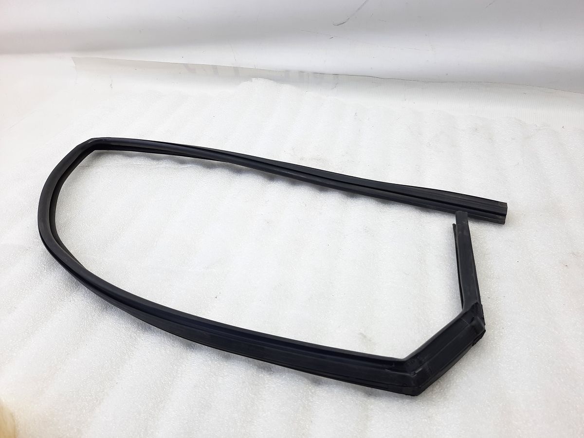 Sonata Напрямна гумка скла дверей задньої лівої Hyundai Sonata 2011-2015 835303Q000 Hyundai Sonata 7