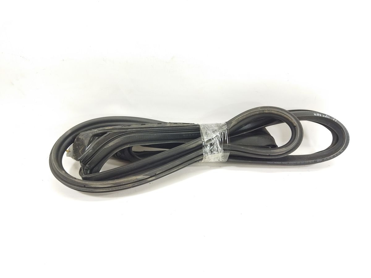 Model 3. Уплотнитель дверного проема передний правый Tesla Model 3 2020-2024 109050000К Tesla Model 3