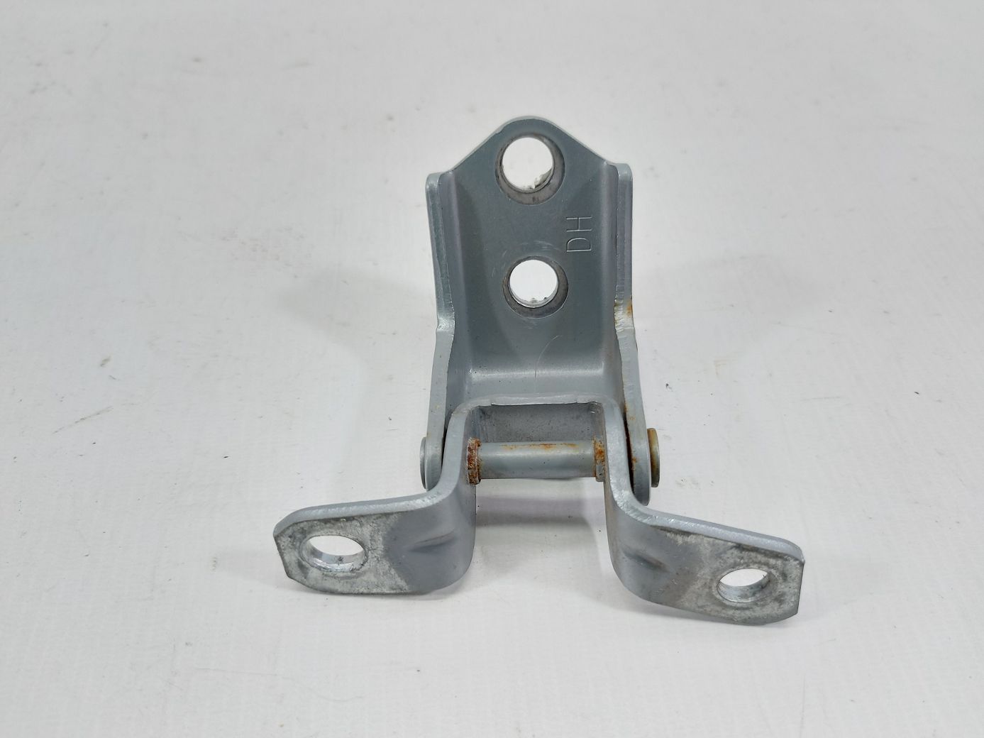 6. Петля двери передней правой нижняя (острая) Mazda 6 2014-2021 D46158210B Mazda 6