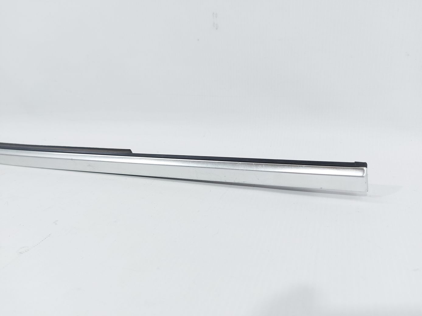 Impala Уплотнительная резинка стекла двери задней левой наружная Chevrolet Impala 2014-2020 84325911 Chevrolet Impala 2