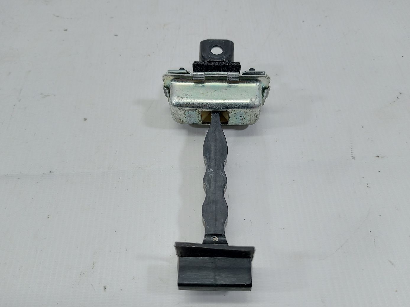 Regal. Ограничитель двери передней правой Buick Regal 2013-2018 84910633 Buick Regal