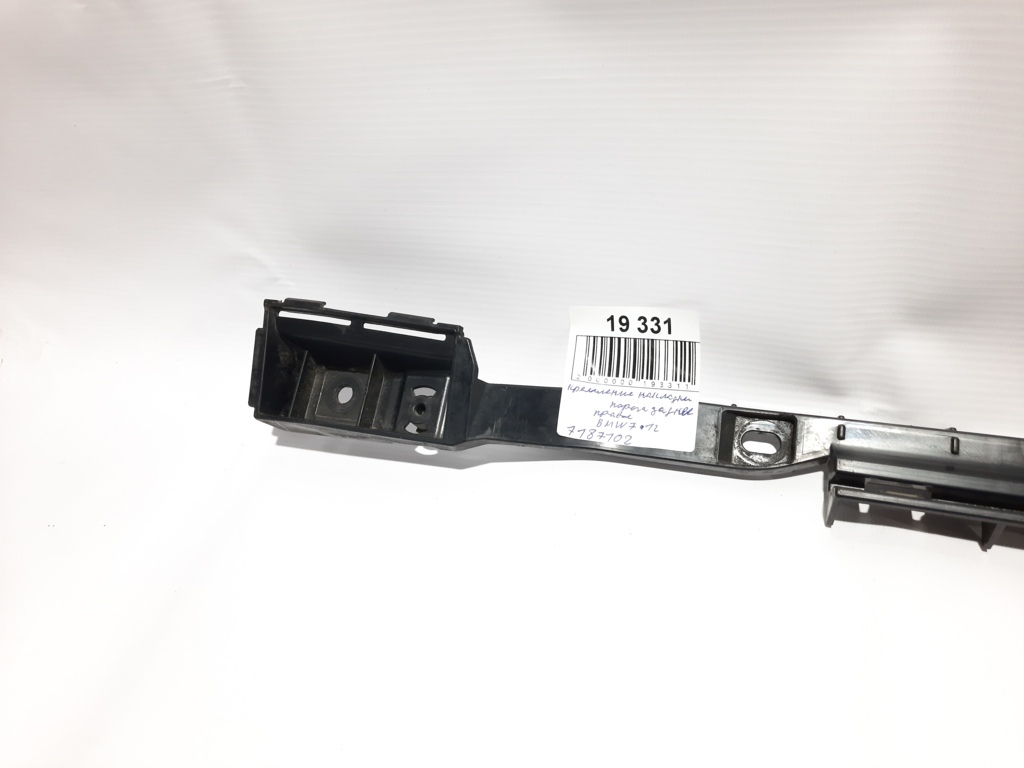 7 series Кріплення накладки порога заднє праве BMW 7 2012 7187102 BMW 7 2