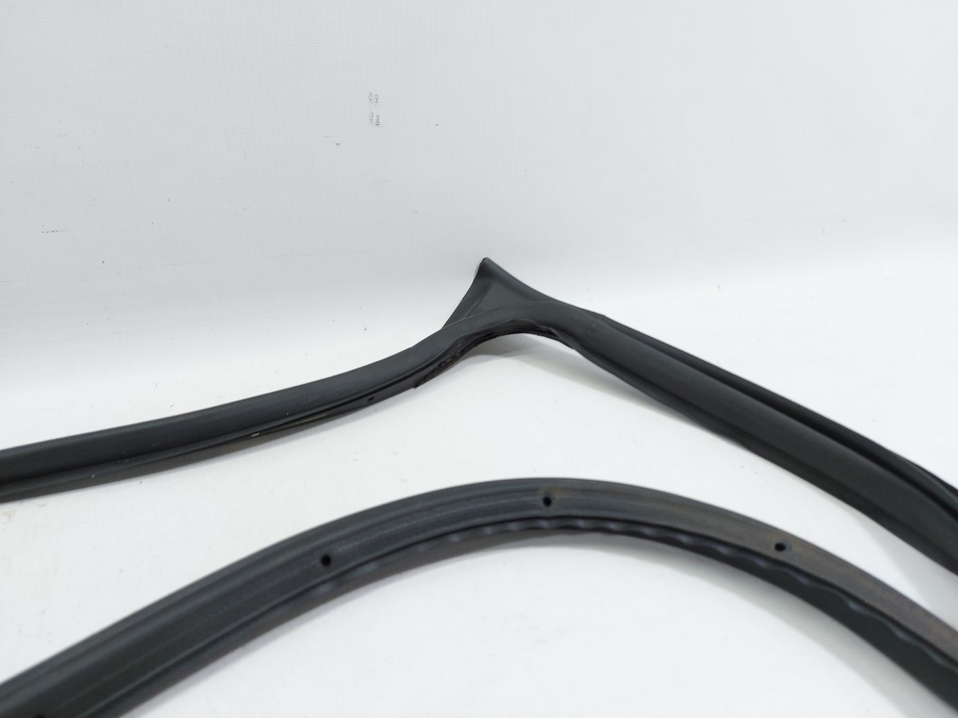 Trax Уплотнительная резинка двери передней левой Chevrolet Trax 2015-2021 42385183 Chevrolet Trax 2