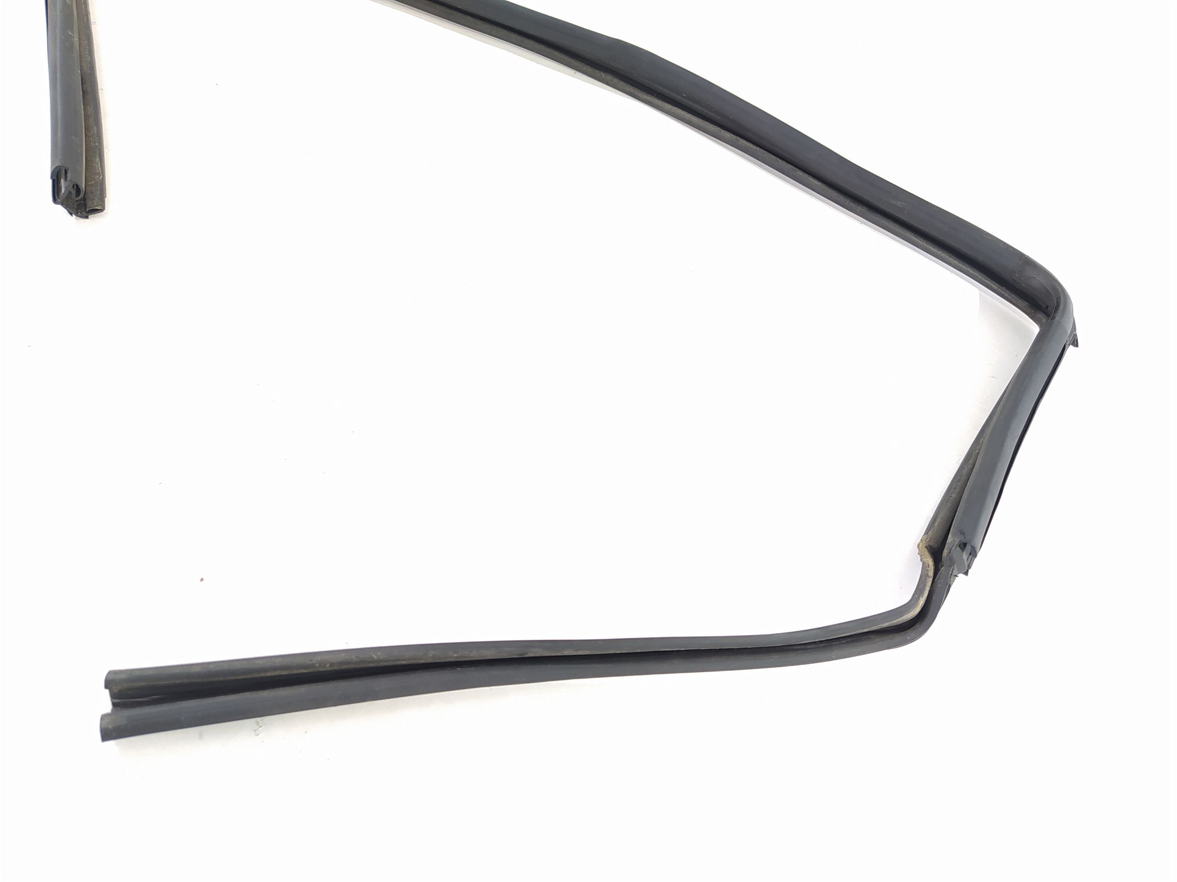 Versa note Уплотнитель стекла арки двери передней левой Nissan Versa Note 2014-2019 803319ME0A Nissan Versa Note 3