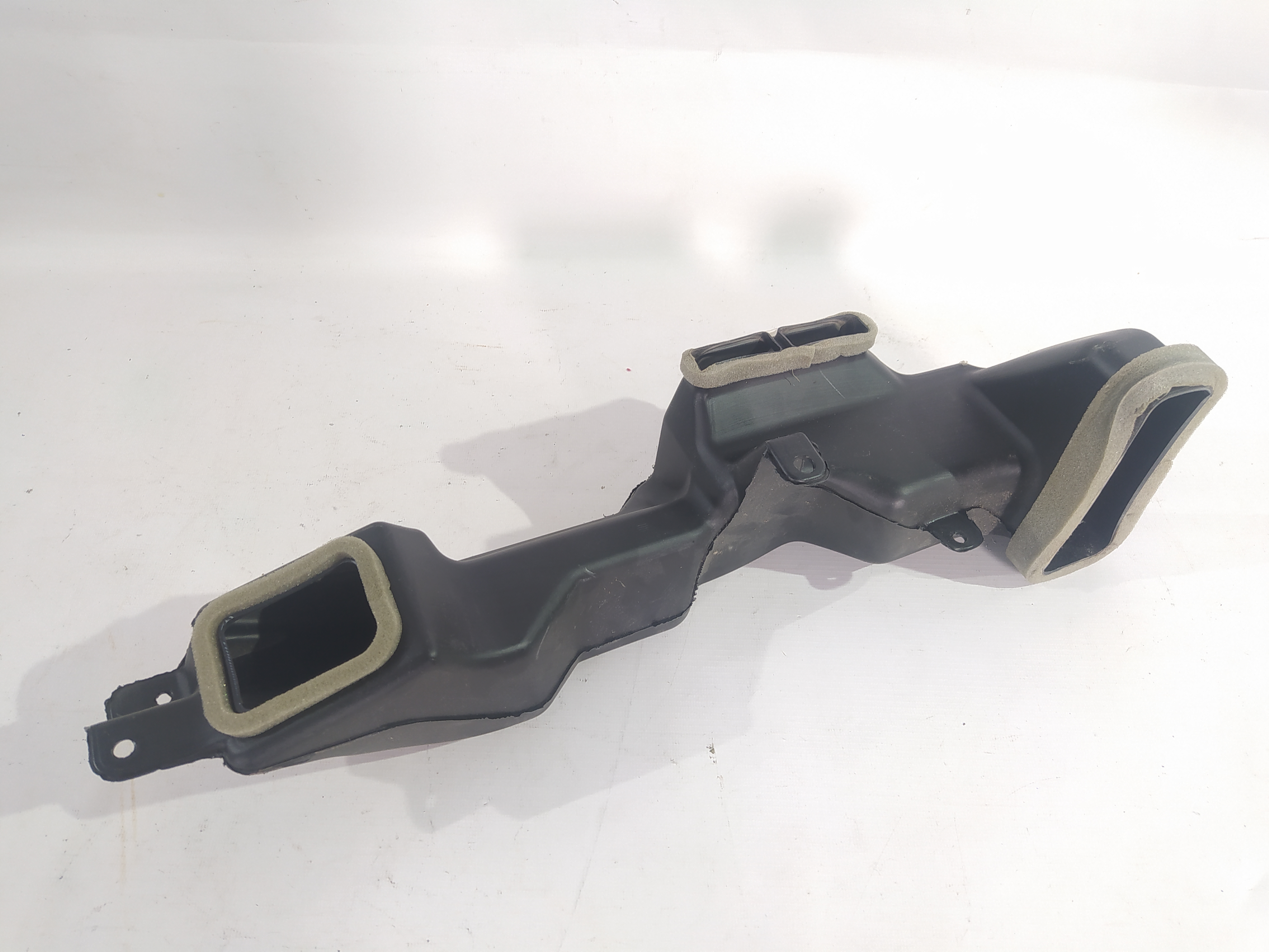 C-max. Патрубок охолодження батареї нижній лівий Ford C-Max 2013-2018 FM5Z10C665F Ford C-Max