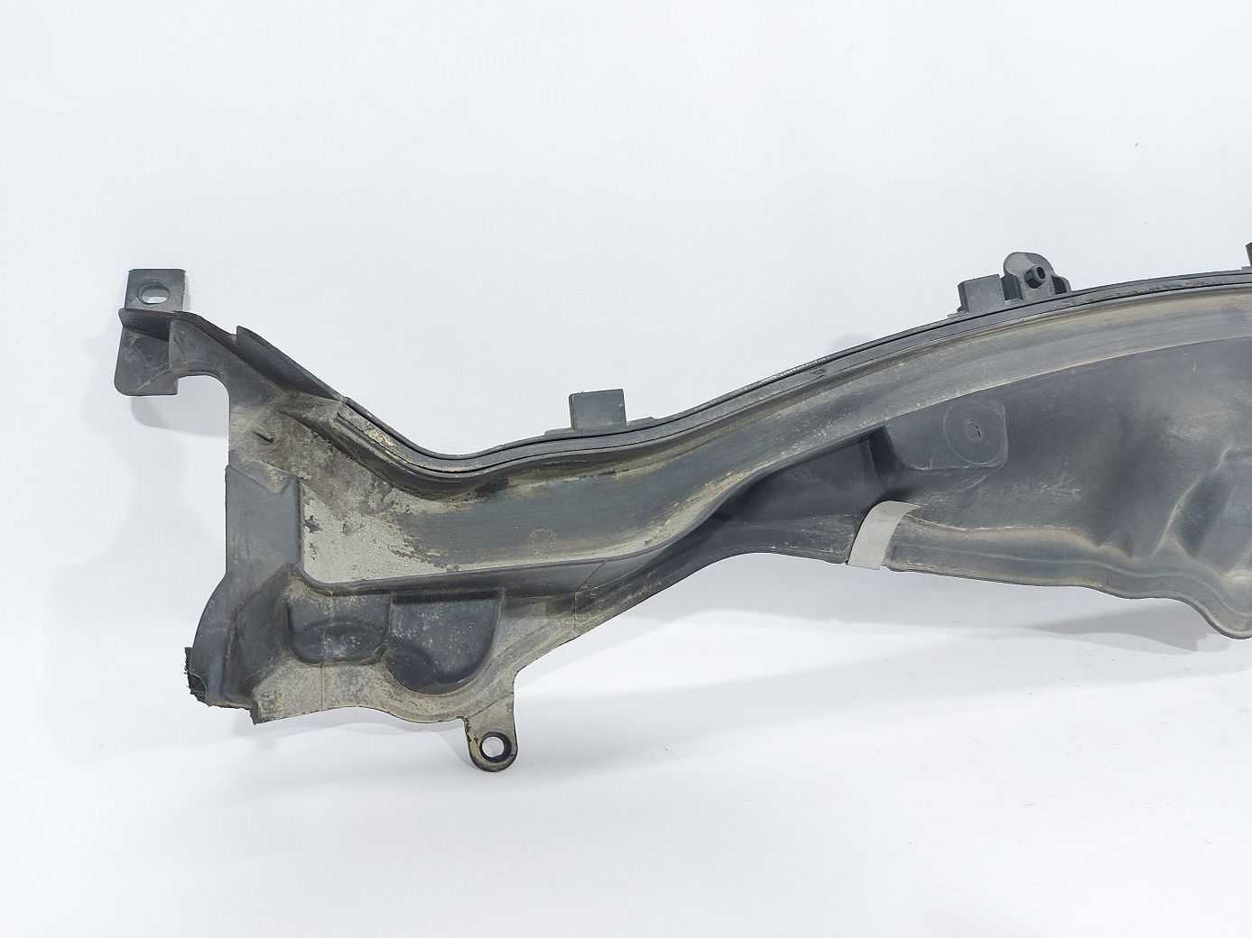 Fiesta sedan Водосток под лобовое стекло Ford Fiesta sedan 2011-2019 AE8Z5402000A Ford Fiesta sedan 4