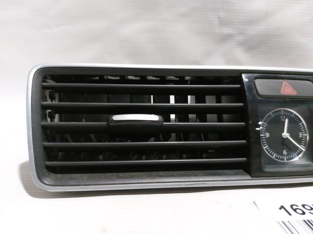 Passat s Повітропровід печі салону центральний з годинником Volkswagen Passat S 2012-2015 561819728DMAI Volkswagen Passat S 10