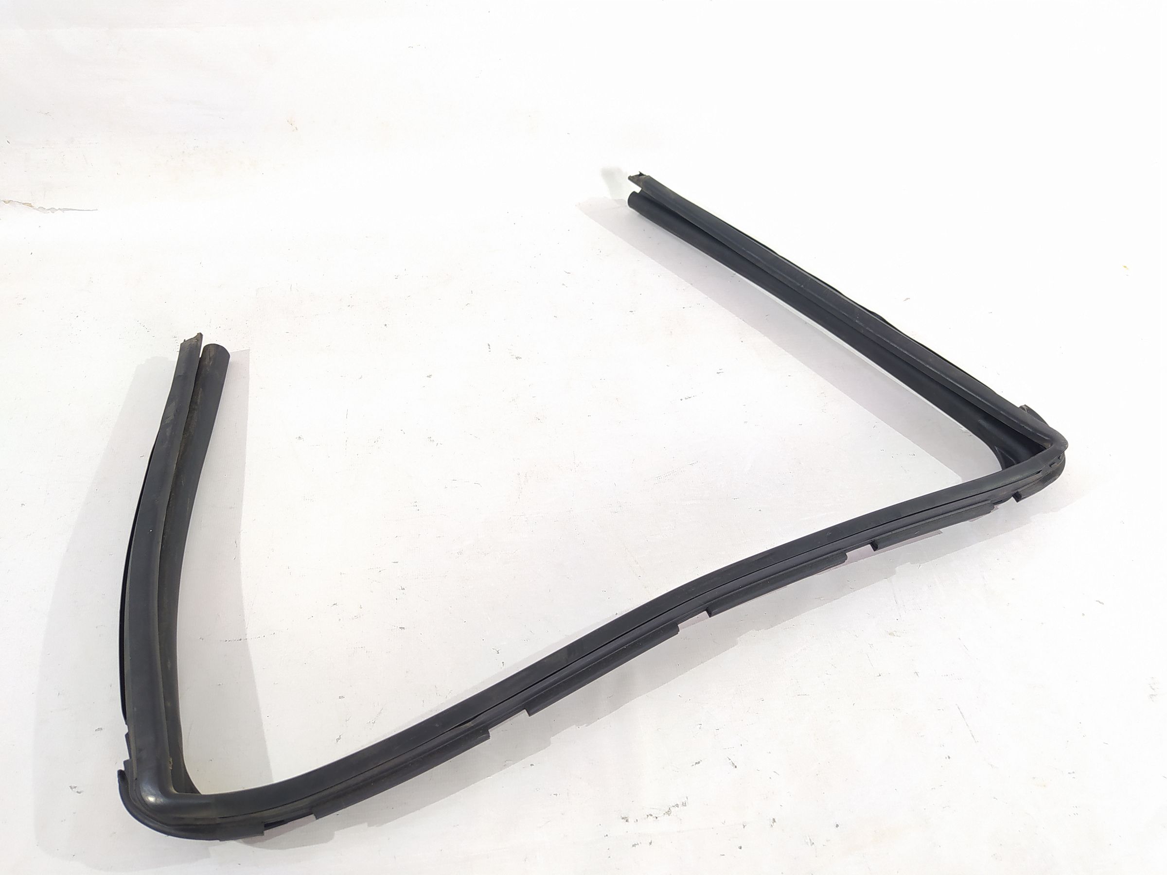 Versa note Уплотнитель стекла двери задней левой Nissan Versa Note 2014-2019 823313WC0A Nissan Versa Note 3