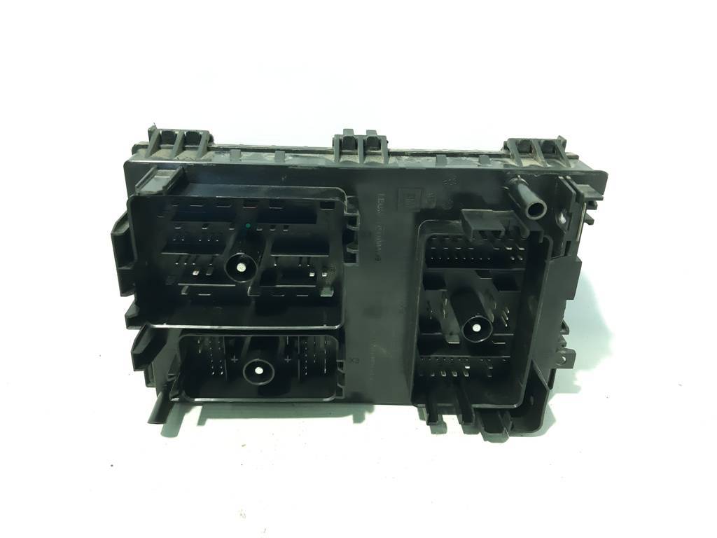 Volt Блок предохранителей моторного отсека Chevrolet Volt 2014-2015 22870069 Chevrolet Volt 7