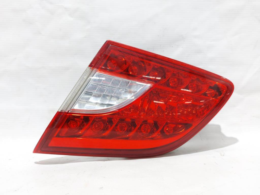 Sentra. Ліхтар кришки багажника правий Nissan Sentra 2013-2015 265503SH5A Nissan Sentra