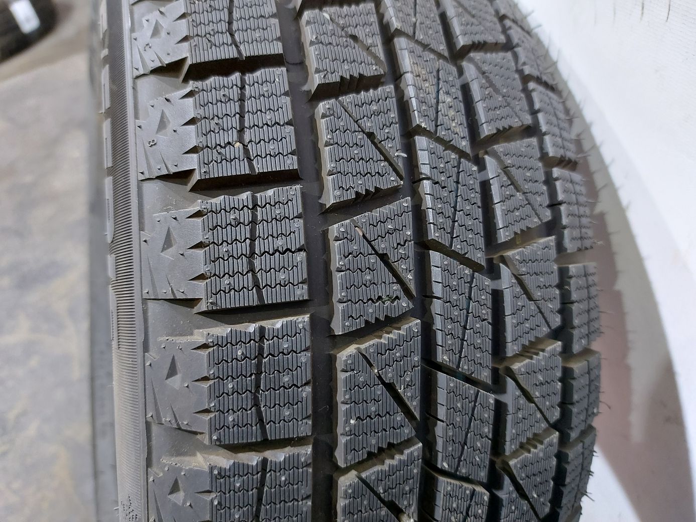 Зимние шины Гума APlus A506 185/55R16 15