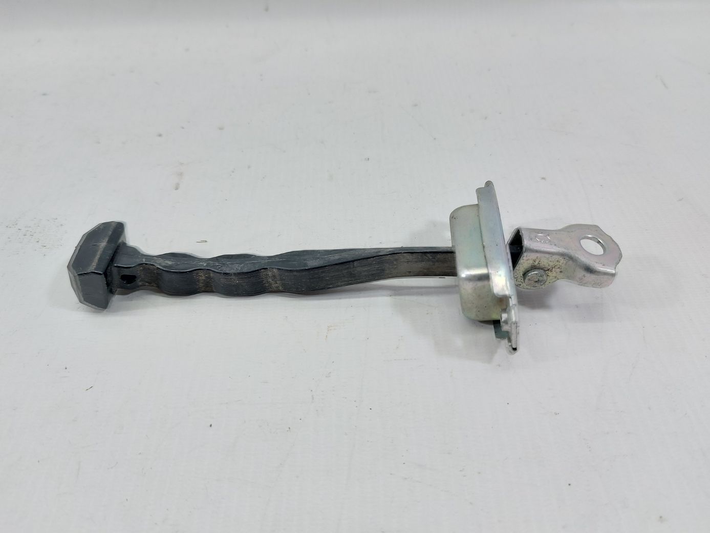 Versa note. Ограничитель двери задней левой Nissan Versa Note 2014-2019 824303VA0B Nissan Versa Note