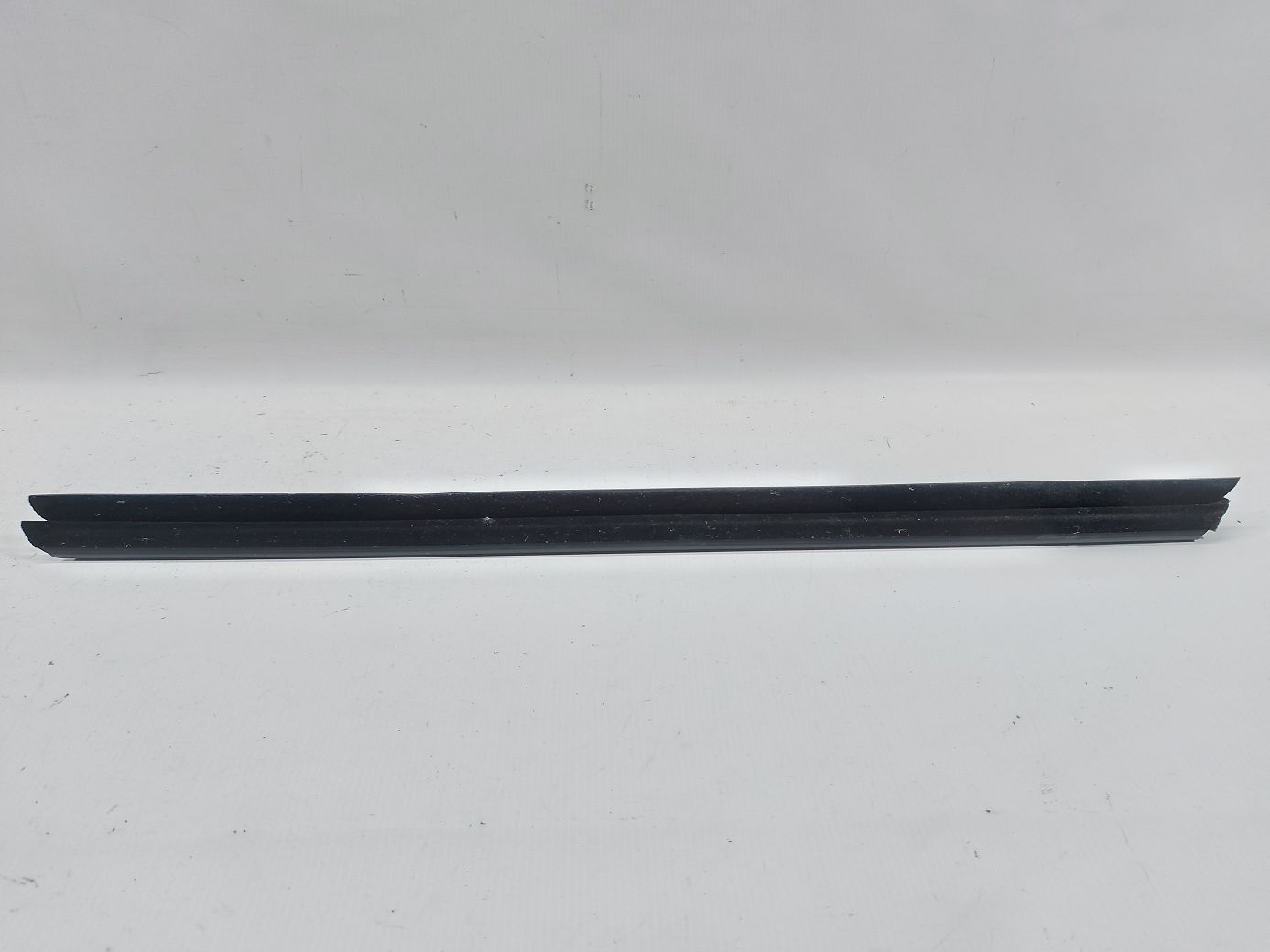 5 series Уплотнительная резинка стекла двери передней левой внутренняя BMW 5 series 2011-2016 51337182277 BMW 5 series 4