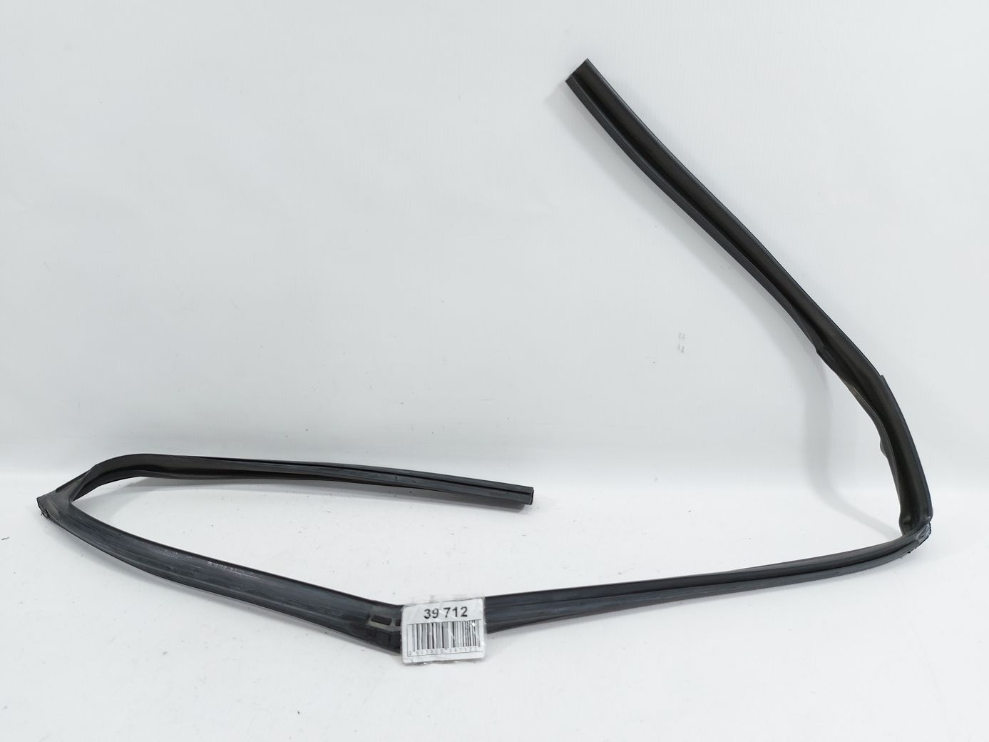 Veloster. Направляющая резинка стекла двери передней правой Hyundai Veloster 2012-2017 825402V000 Hyundai Veloster