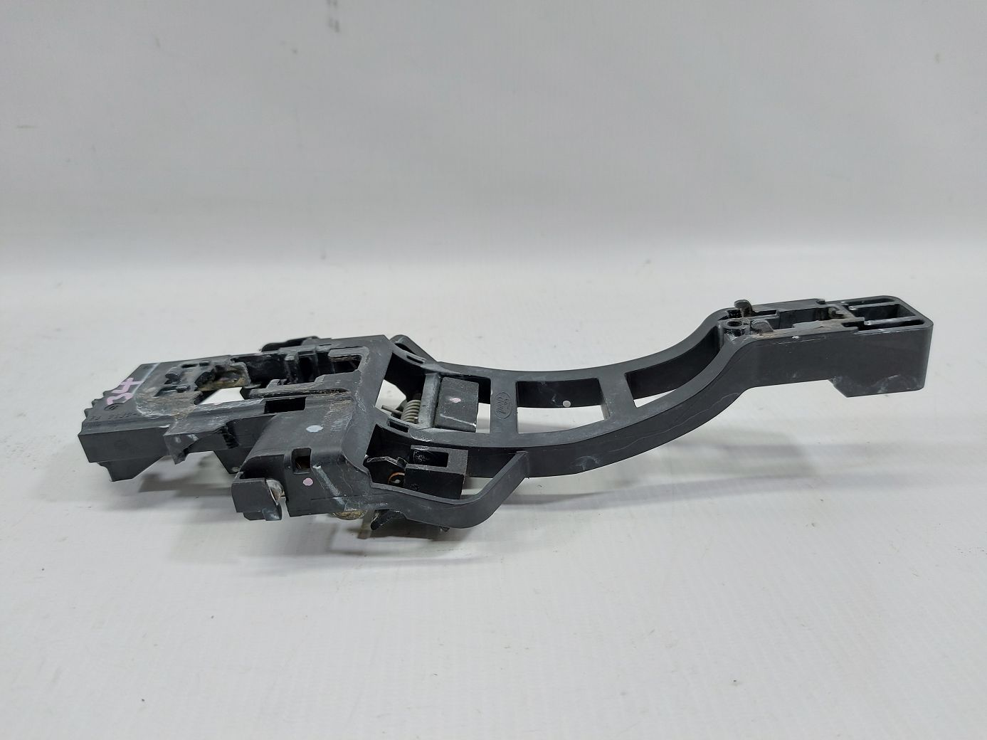 Focus Кронштейн ручки наружной двери задней правой Ford Focus 2012-2014 CM5Z5826684D Ford Focus 4