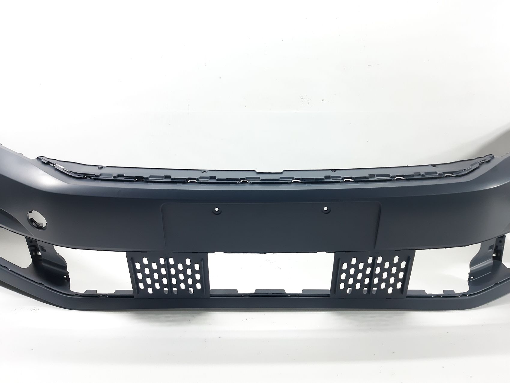 Передні бампери Бампер передній Volkswagen В8 2016-2019 561807217DGRU Volkswagen B8 3