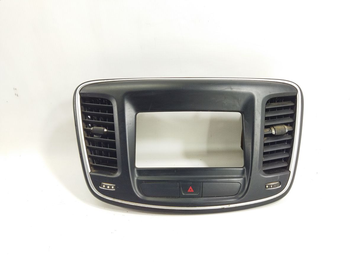 200 limited. Накладка магнитолы Chrysler 200 Limited 2015-2017 5SS16DX9AA Chrysler 200 Limited