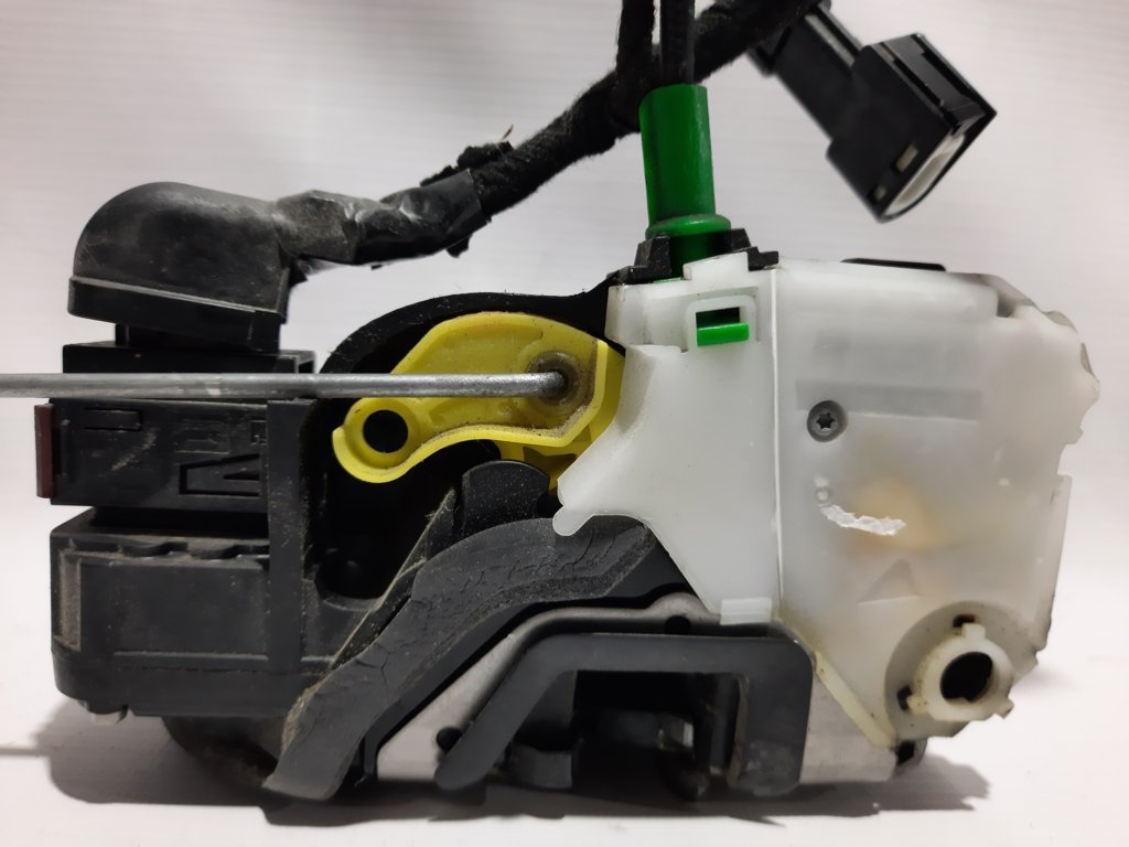 Volt Замок дверей задньої лівої Chevrolet Volt 2010-2016 13579553 Chevrolet Volt 2