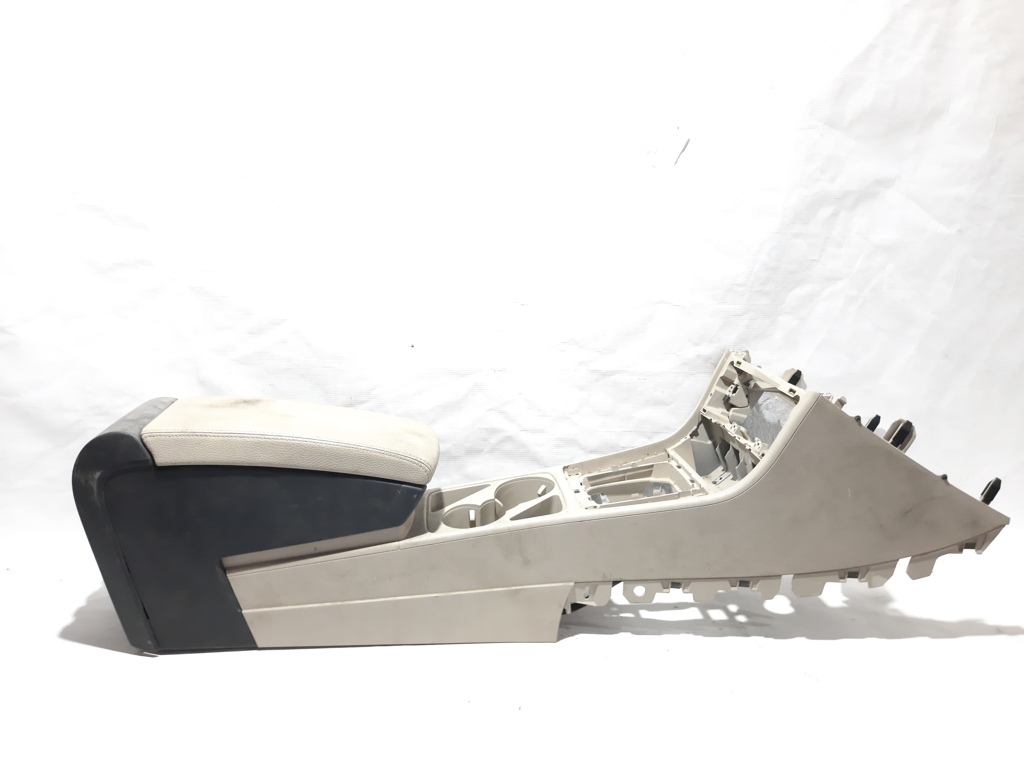 Passat cc Центральная консоль с подлокотником Volkswagen Passat CC 2011-2017 3AB8632431QB Volkswagen Passat CC 4