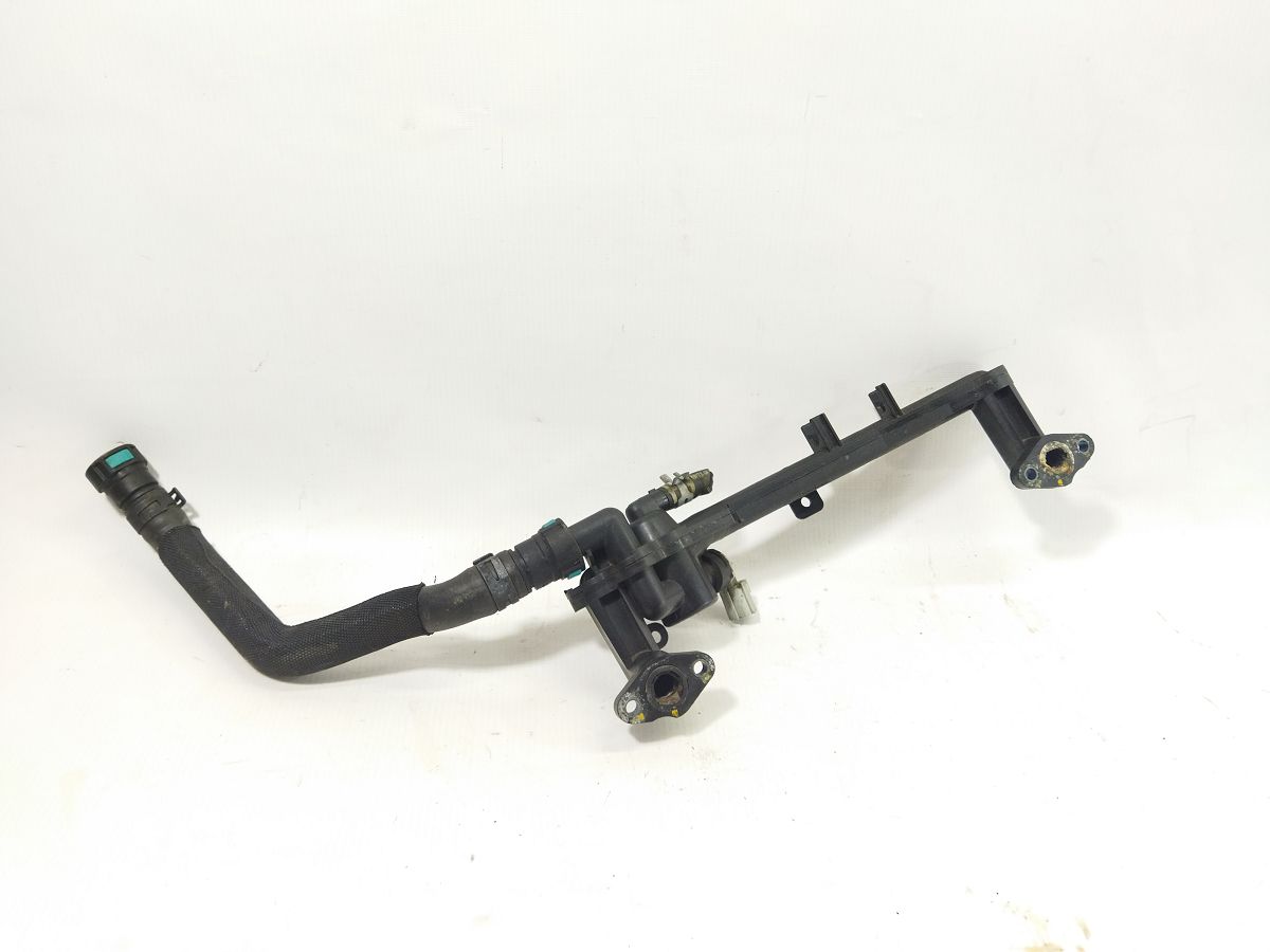 Xf. Фланець охолоджувальної рідини двигуна впускний Jaguar XF 2010-2015 AJ814056 Jaguar XF