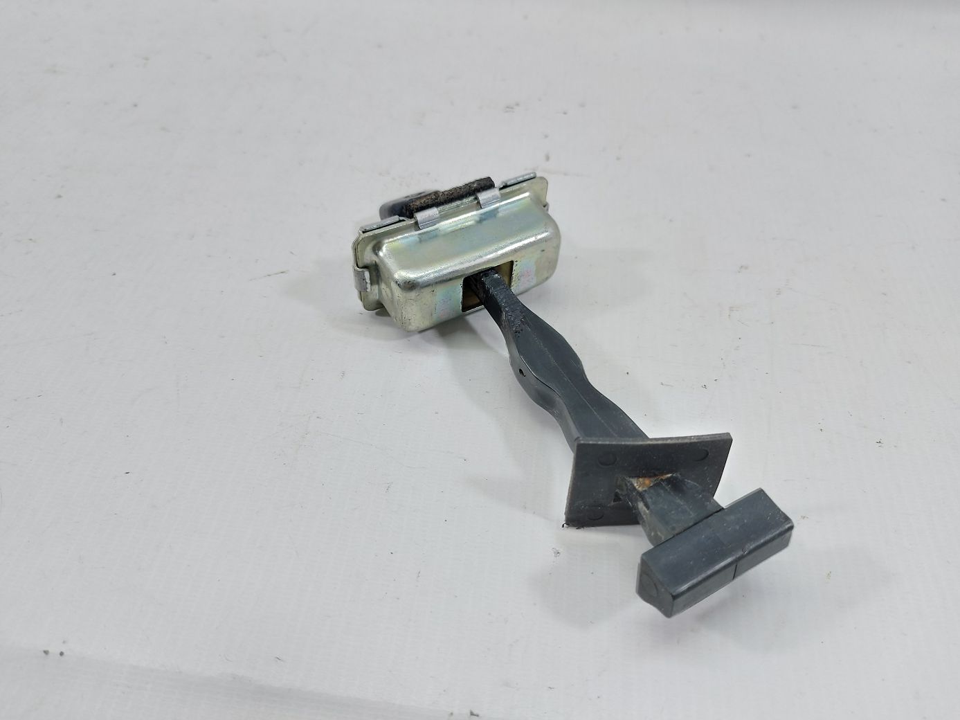 Ats Ограничитель двери задней левой Cadillac ATS 2014 84910632 Cadillac ATS 2