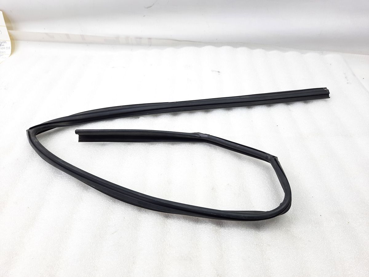 Sorento Направляющая резинка стекла двери задней левой Kia Sorento 2011-2013 835302P000 Kia Sorento 3