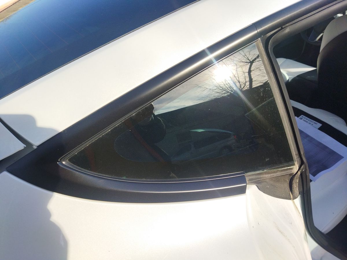 Model 3. Форточка дверей задньої правої Tesla Model 3 2020-2024 109875800G Tesla Model 3