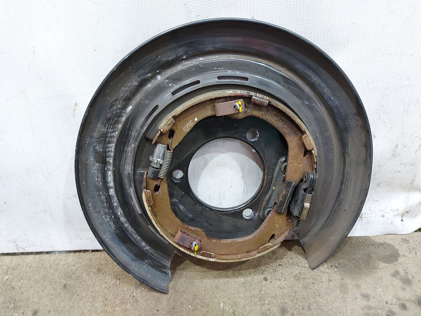 Ats Защита тормозного диска левого с колодками ручн. Cadillac ATS 2013-2019 23316746 Cadillac ATS 2