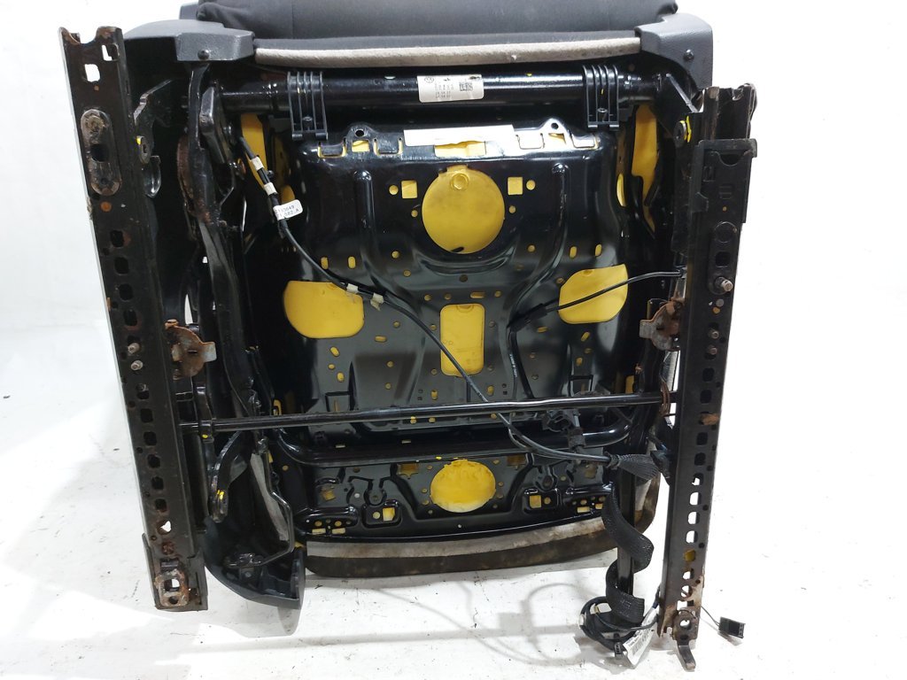 Passat s Сидіння водія Volkswagen Passat S 2011-2018 5C6881105G Volkswagen Passat S 12